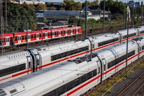 ICE trains on the railway line, S-Bahn train, north of Düsseldorf main station, North
