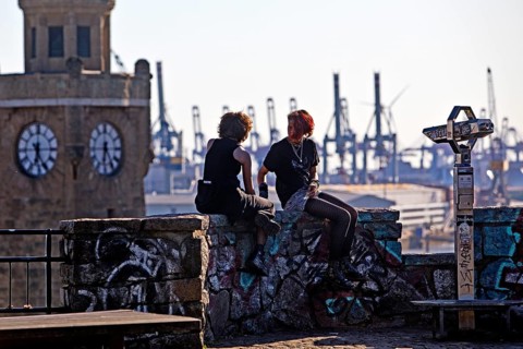 Two young woman on the viewing platform Auf dem Stintfang with Hamburg harbour and the St. Pauli