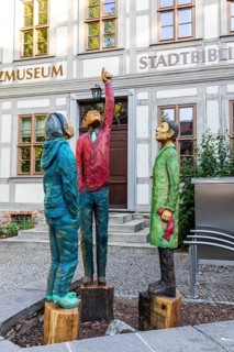 Figure group Die Himmelsgucker by Sylvia Itzen in front of the Harz Museum on the Oberpfarrkirchhof