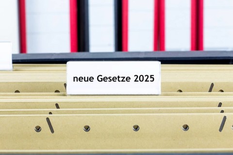 Sign with the inscription NEUE GESETZE 2025 on a suspension file folder (symbolic image)
