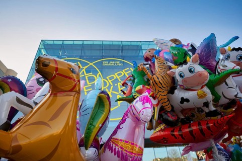 Balloons, figure balloons, helium balloons, animals, behind new art museum at Schlossplatz, glass