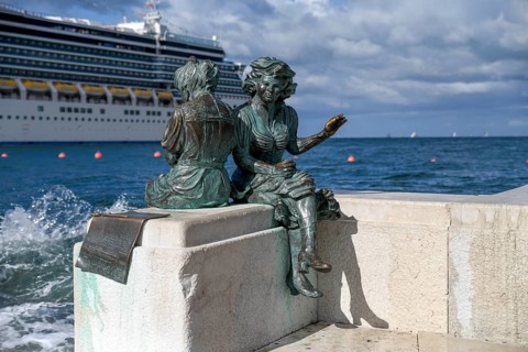 Bronze statue Le ragazze de Trieste on the promenade, the girls of Trieste, Trieste, Friuli Venezia