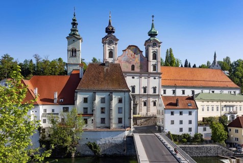 River Enns, Bürgerspitalskirche and Michaelerkirche, Steyr, Traunviertel, Upper Austria, Austria