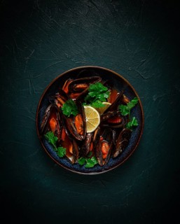 Mussels in tomato sauce, homemade, no people