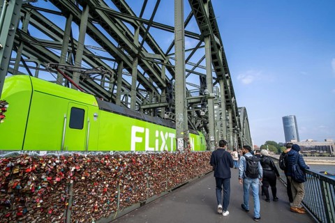 Flixtrain locomotive on the Hohenzollern Bridge, railway bridge over the Rhine near Cologne,