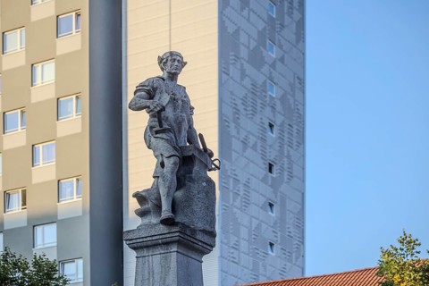 Armourer's fountain. The sculpture of the armourer is a symbol of weapons production in Suhl. City
