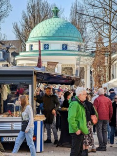 Crowd, passers-by at spring and Easter market 2026, market stall, food stand, Hylliger Born