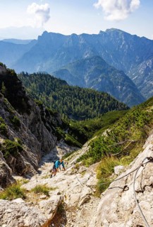 Hiker in a climbing passage on the way to the Rinnkogel, Postalm, Osterhorn group, Salzkammergut,