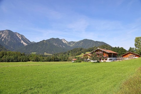 Farmhouse with mountain backdrop, Bayrischzell, Mangfall mountains, Upper Bavaria, Bavaria, Germany