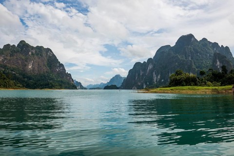 Lake with jungle and rainforest and steep mountains, Cheow Lan Lake, Khao Sok National Park, Phang
