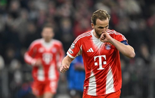 Goal celebration Harry Kane FC Bayern Munich FCB (09) kisses wedding ring, Football, Champions