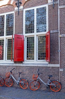 Bicycles, historic windows with shutters, Relais & Châteaux Weeshuis Gouda, Holland, Netherlands