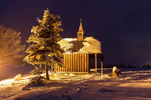 Christmas at the chapel on the path, snow-covered and illuminated Christmas tree, Oberlochmühle,