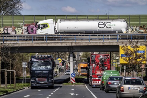 A2 motorway, bridge over Ewaldstraße in Herten, access and exit road to the motorway, heavy truck