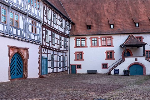 Town castle, winery, inner courtyard with main building, half-timbered palas and central warehouse