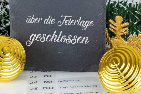 Board with the inscription CLOSED OVER THE HOLIDAYS on a calendar for 2025