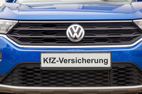 The word KFZ-VERSICHERUNG on the licence plate of a VW (symbolic image, composing)