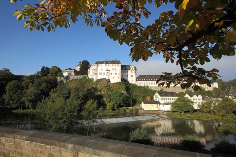 Baroque palace complex, autumn colors, leaves, Lahn, Weilburg, Taunus, Hesse, Germany