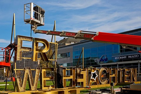The large Merry Christmas sign for the Christmas market is being erected, Duisburg, Ruhr area,