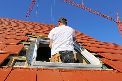 Employees of Zimmerei Mellein GmbH install the roof windows in the Mutterstadt development area,