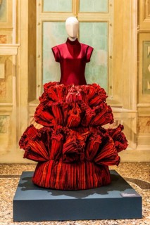 Evening dress made of silk suavage and pleated taffeta in various shades of red, 1885, exhibition
