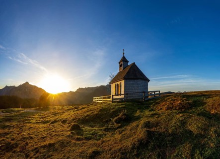 Sunrise on the Postalm with the Postalm chapel, Osterhorn group, Salzkammergut, Salzburg province,