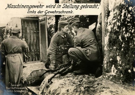 Machine gun is brought into position, on the left the gun cabinet, 1914 - 1918, 1st World War,