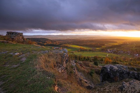 Rain and sun alternating — dramatic autumn atmosphere at the Hohenstaufen Spielburg Nature Reserve