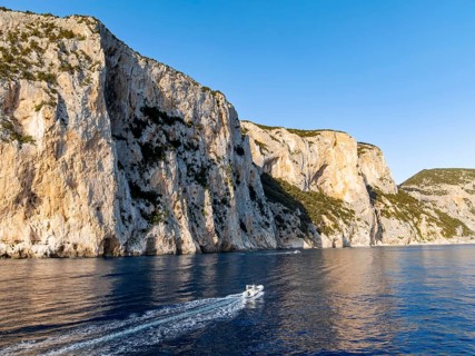 Motorboat rides on picturesque rocky coast ImmorgenLicht, cliffs, Golfo di Orosei, Baunei,