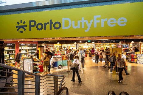 People shopping in Porto Duty Free shops, Aeroporto Francisco Sa Carneiro, Porto airport, Portugal