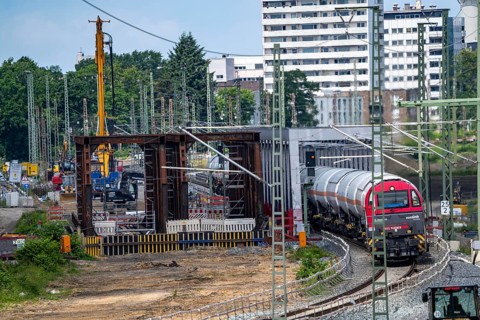 Reconstruction, extension of the Emmerich-Oberhausen railway line, three tracks, including 47 new