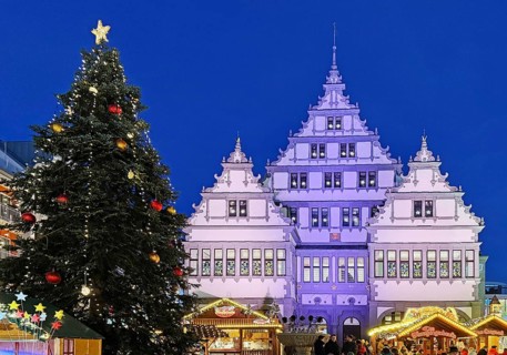 Weser Renaissance style town hall with Christmas market on Town Hall Square, Rathausplatz,