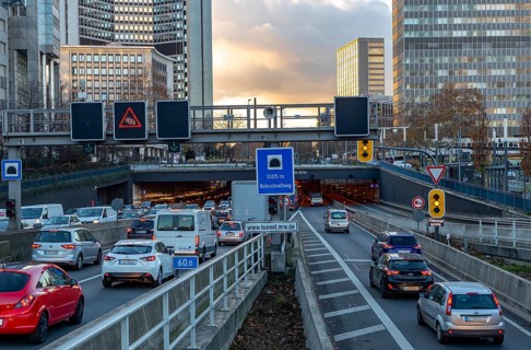 Motorway A40, Ruhrschnellweg, in Essen, junction Essen-Zentrum, city skyline, Ruhrschnellweg