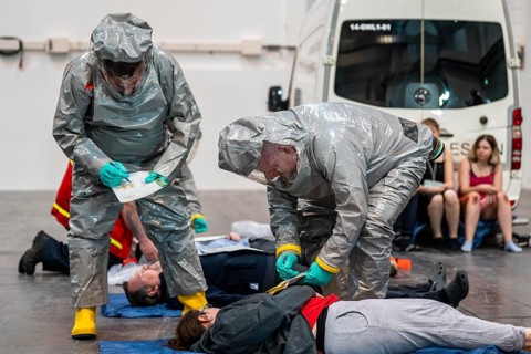 Viewing of patients in front of decontamination of injured persons after an assumed accident with