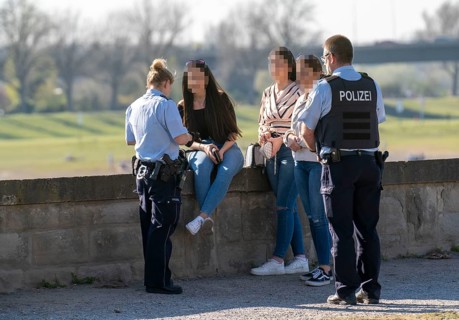 Police patrol monitors the contact ban, Rheinpark, Düsseldorf on the Rhine during the corona