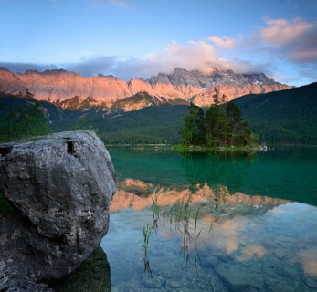 Evening atmosphere and alpenglow at the Eibsee lake, in the background the Wetterstein mountains
