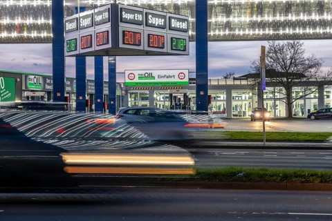 Gas station, high fuel prices due to the war in the Middle East, display board, Mr. Wash gas