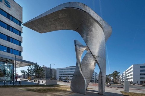 Artwork The Wings by Daniel Liebeskind, in front of the reception building of the Siemens Campus,