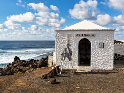 White house, arts and crafts, souvenir shop, coastline, Cumulus, El Golfo, Yaiza, Lanzarote, Spain