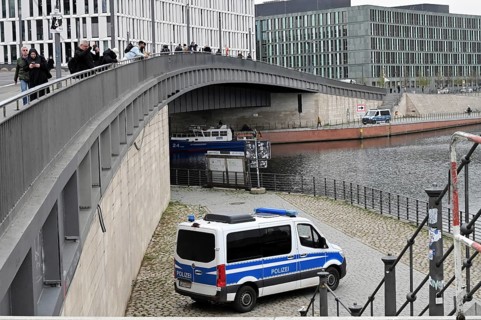 Safety measures when Volodymyr Zelensky visits the Chancellery. A police boat on the Spree, police