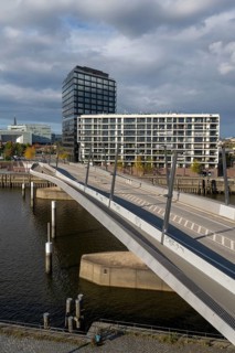 Modern residential and commercial building, Versmannkai, Baakenhafenbrücke, Baakenhafen, Hafencity,