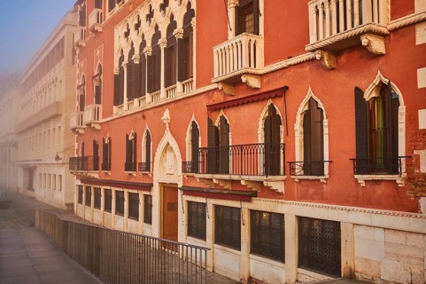 View from 'Colonna di San Marco e San Teodoro' on a house at sunrise in Venice on a foggy morning