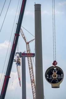 Erection of an Enercon E-160 wind turbine, rear, assembly of the first blade, 4 turbines with a