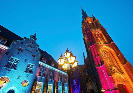 Kevelaer in the light, light installation Priseterhaus and Basilica St. Marien in the evening,
