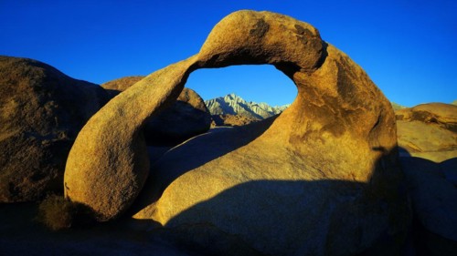 USA, California, Alabama Hills, stone arch, Mobius Arch, granite arch formed by wind erosion