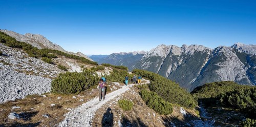 Mountaineers on a hiking trail, autumnal mountain landscape, ascent to the Große Arnspitze, view of