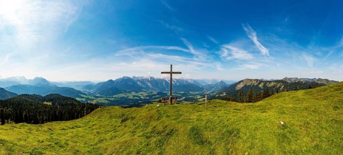 Summit cross on the Taborberg with a view of the Lammertal valley with Gosaukamm and Tennengebirge