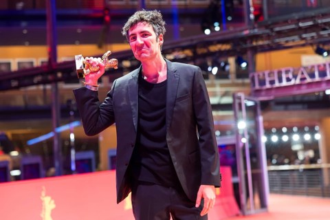 Ilker Çatak poses with the Golden Bear as director of the film Arctia flavia (Yellow Letters) for