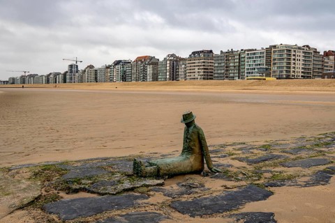 Art on the North Sea beach, in Knokke-Heist, La Mer, ce grand sculpteur, or The Sea, the Great