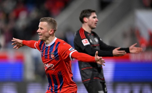Goal celebration Adrian Beck 1. FC Heidenheim 1846 FCH (21) behind Robert Skov 1. FC Union Berlin